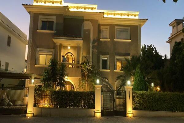 Villa with swimming pool and large garden for rent in Katameya Heights
