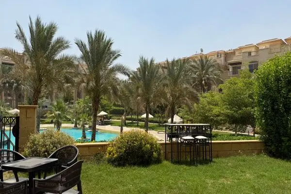 For rent: Modern ground floor apartment overlooking the swimming pool in stone Residence, Fifth Settlement, New Cairo